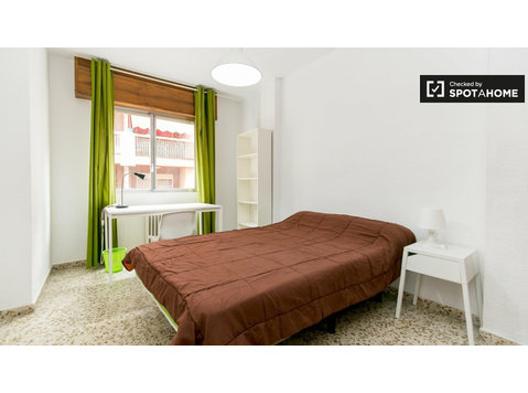 Chambre décorée dans un appartement de 5 chambres à Ronda,… - À louer