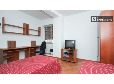 Decorated room in shared apartment in Granada City Center - Til Leie