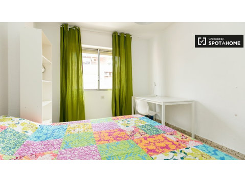 Camera decorata in appartamento condiviso a Ronda, Granada - In Affitto