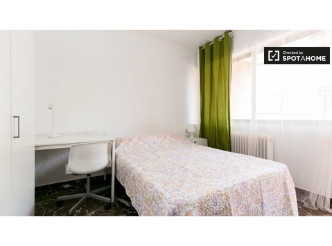Decorated room in shared apartment in Ronda, Granada - For Rent
