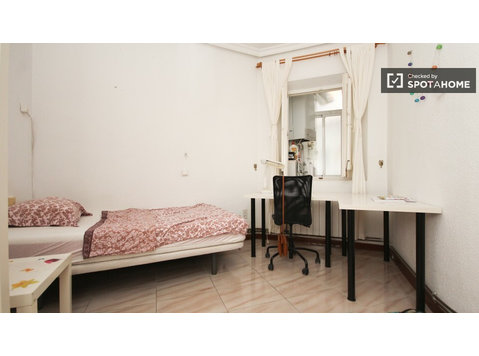 Equipped room in 3-bedroom apartment in Granada - Te Huur