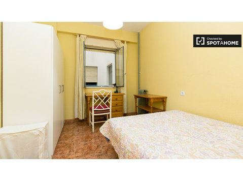 Camera attrezzata in appartamento con 4 camere da letto a… - In Affitto