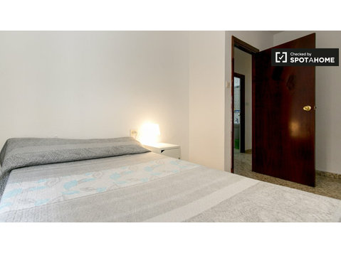 Camera attrezzata in appartamento con 5 camere da letto a… - In Affitto