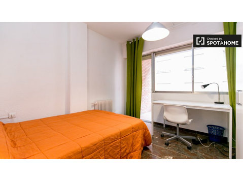 Equipped room in 5-bedroom apartment in Ronda, Granada - For Rent
