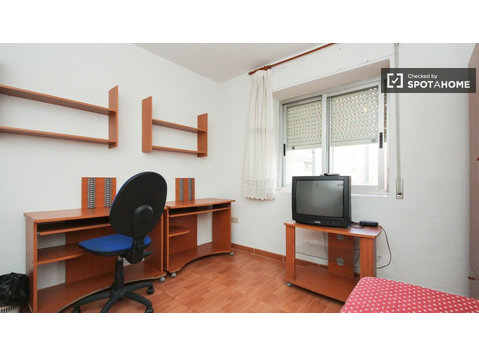 Wyposażony pokój we wspólnym mieszkaniu w Granada City… - Do wynajęcia