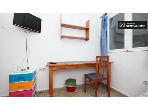 Funkcjonalny pokój w mieszkaniu w Los Pajaritos, Granada - Do wynajęcia