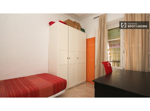 Granada'da 3 yatak odalı dairede mobilyalı oda - Kiralık