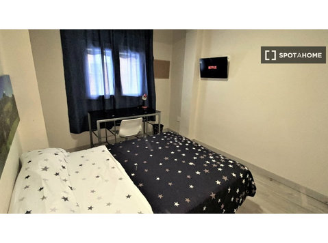 La Chana, Granada'da 4 yatak odalı dairede mobilyalı oda - Kiralık