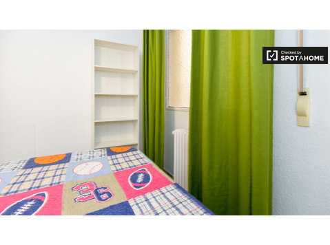 Ronda, Granada'da 5 yatak odalı dairede mobilyalı oda - Kiralık