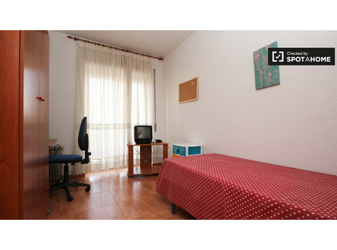 Habitación amueblada en piso compartido en Granada City… - Alquiler