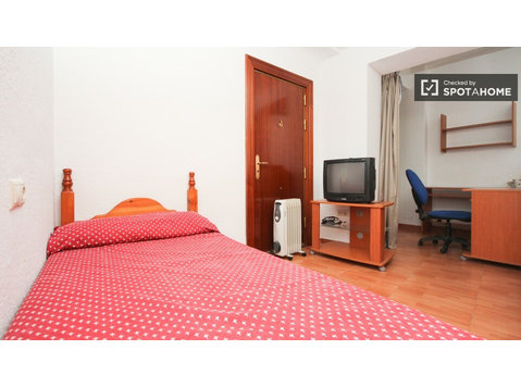 Furnished room in shared apartment in Granada City Center - Под наем