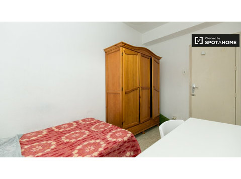 Habitación amueblada en piso compartido en Realejo, Granada - Alquiler