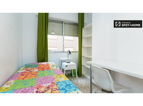 Camera arredata in appartamento condiviso a Ronda, Granada - In Affitto
