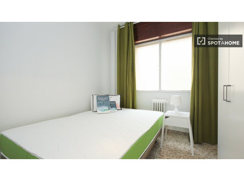 Quarto mobiliado em apartamento compartilhado em Ronda,… - Aluguel