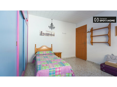 Great room in 12-bedroom apartment in Granada - Vuokralle