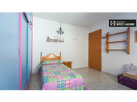 Great room in 12-bedroom apartment in Granada - Til Leie