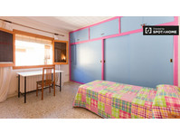 Great room in 12-bedroom apartment in Granada - Под наем