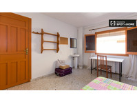 Great room in 12-bedroom apartment in Granada - For Rent