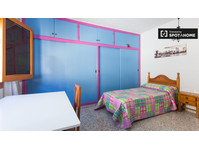 Great room in 12-bedroom apartment in Granada - Под наем