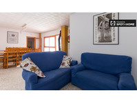 Great room in 12-bedroom apartment in Granada - Til Leie