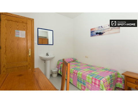 Enorme quarto em apartamento de 12 quartos em Granada - Aluguel
