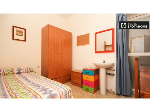 Huge room in shared apartment in Los Pajaritos, Granada - For Rent