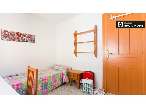 Idealny pokój w 12-pokojowym apartamencie w Granadzie - Do wynajęcia