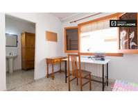 Ideal room in 12-bedroom apartment in Granada - Til Leie