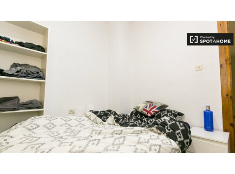 Interior room in 5-bedroom apartment in Centro, Granada - For Rent