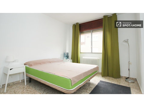 Habitación íntima en piso compartido en Ronda, Granada - Alquiler