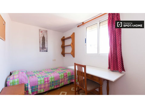 Zapraszający pokój w 12-pokojowym apartamencie w Granadzie - Do wynajęcia