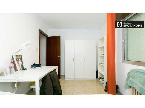 Large room for rent in Granada Centro - الإيجار