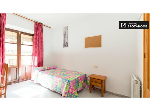 Duży pokój w apartamencie z 12 sypialniami w Granadzie - Do wynajęcia