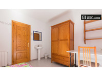 Large room in 12-bedroom apartment in Granada - For Rent