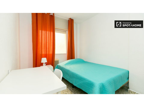 Duży pokój w 5-pokojowym apartamencie w Ronda, Granada - Do wynajęcia