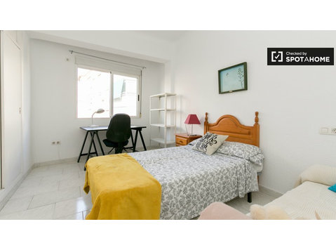 Gran habitación en apartamento de 5 dormitorios en Ronda,… - Alquiler