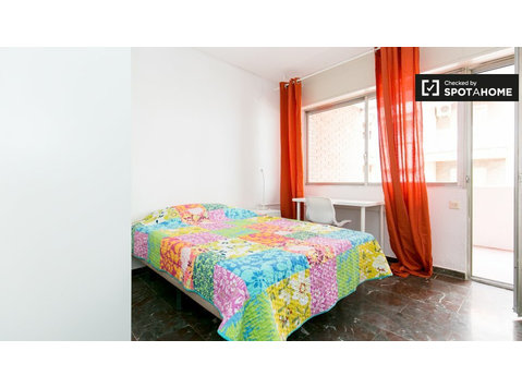 Light room in 5-bedroom apartment in Ronda, Granada - For Rent