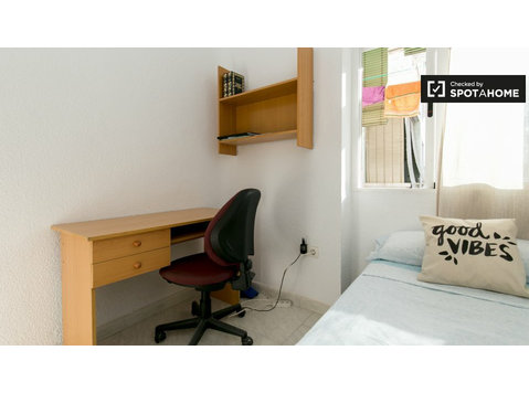 Jasny pokój w mieszkaniu z 5 sypialniami w Ronda w Granadzie - Do wynajęcia