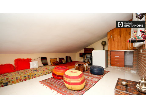 Stanza privata in appartamento condiviso a Albaicín, Granada - In Affitto