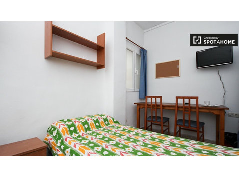 Relaxing room in shared apartment in Los Pajaritos, Granada - For Rent