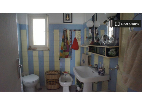 Albaicín, Granada'da 2 yatak odalı dairede kiralık oda - Kiralık