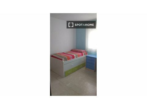 Room for rent in 3-bedroom apartment in Armilla, Granada - Под Кирија