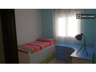 Room for rent in 3-bedroom apartment in Armilla, Granada - De inchiriat