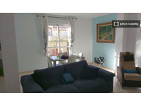 Room for rent in 3-bedroom apartment in Armilla, Granada - Аренда