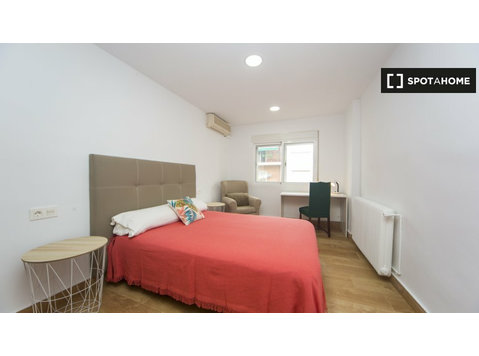 Room for rent in 3-bedroom apartment in Beiro, Granada - 	
Uthyres