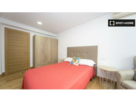 Chambre à louer dans un appartement de 3 chambres à Beiro,… - À louer