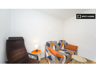 Chambre à louer dans un appartement de 3 chambres à Beiro,… - À louer
