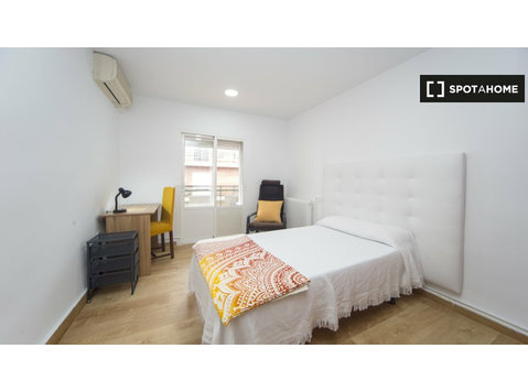 Room for rent in 3-bedroom apartment in Beiro, Granada - Til Leie