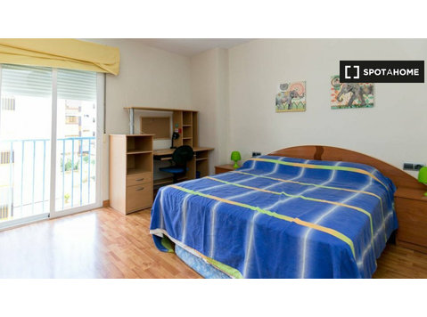 Room for rent in 3-bedroom apartment in Norte, Granada - 임대