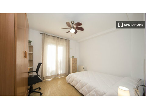 Room for rent in 4-bedroom apartment in Albaicín, Granada - For Rent